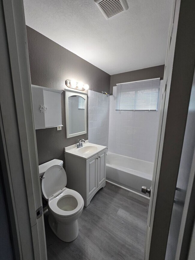 Building Photo - Move in ready house