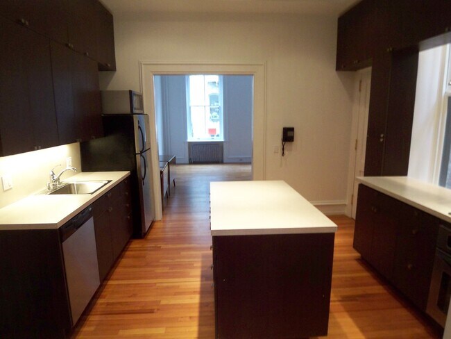 Kitchen - 2207 Saint James Plz