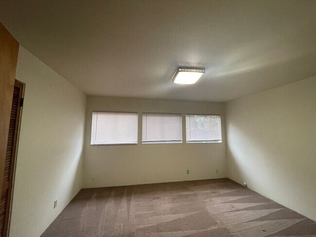 Building Photo - Charming Pet Friendly, 3-Bedroom 1-Bath, p...