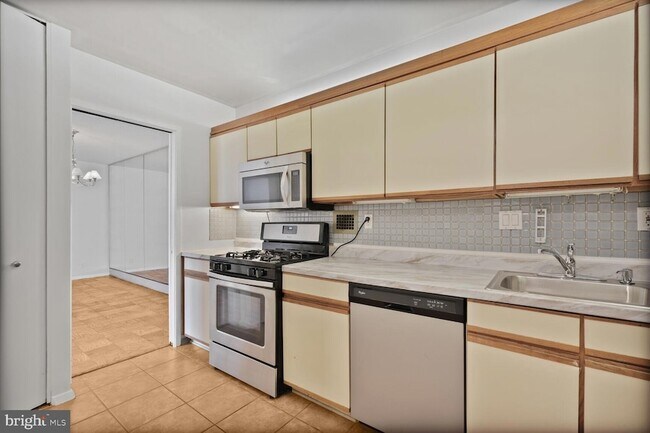 Foto del edificio - 5500 Friendship Blvd