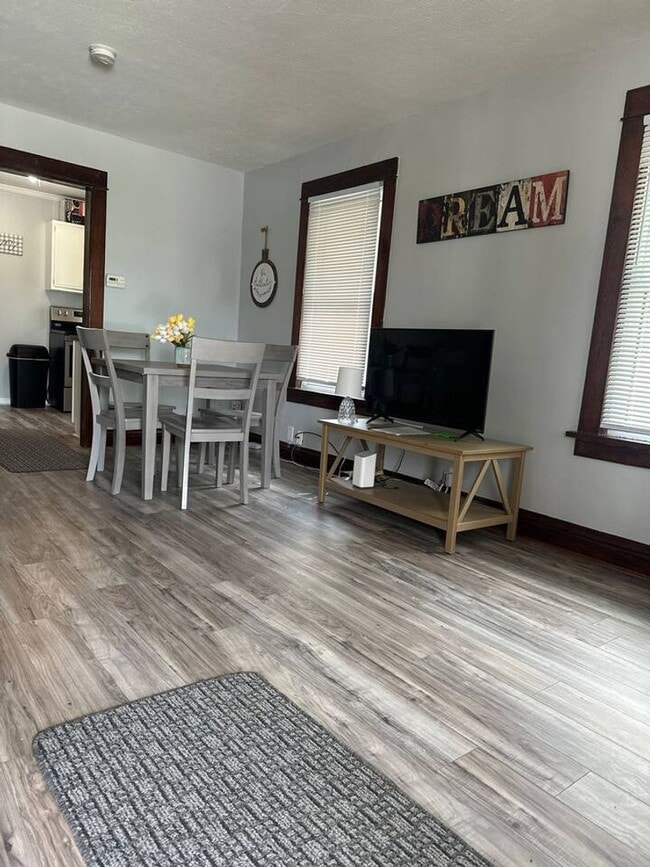 Building Photo - Spacious 4 Bedroom in Aksarben!