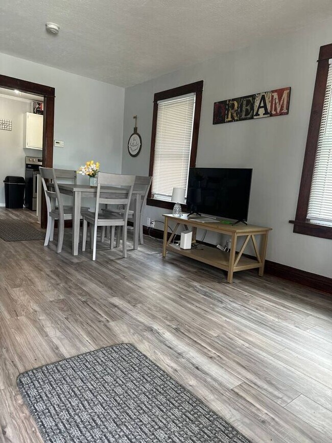 Foto del edificio - Spacious 4 Bedroom in Aksarben!