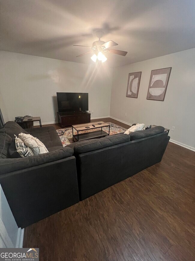 Building Photo - 527 University Cir