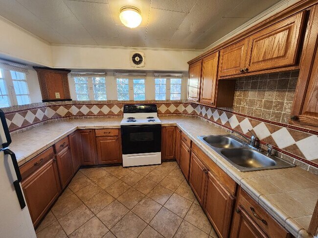 Building Photo - 627 3rd St