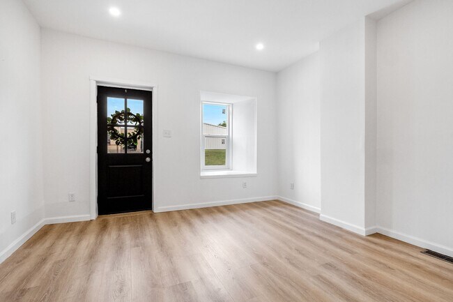 Foto del edificio - $1795 - Single Family Home with Private Two-Level Living Spaces, Driveway Parking & Modern Updates