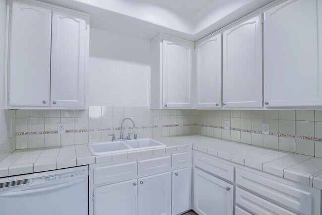 Building Photo - Tuscany Townhomes | Beautiful 3 Bedroom 2 Bath Home with attached Garage!