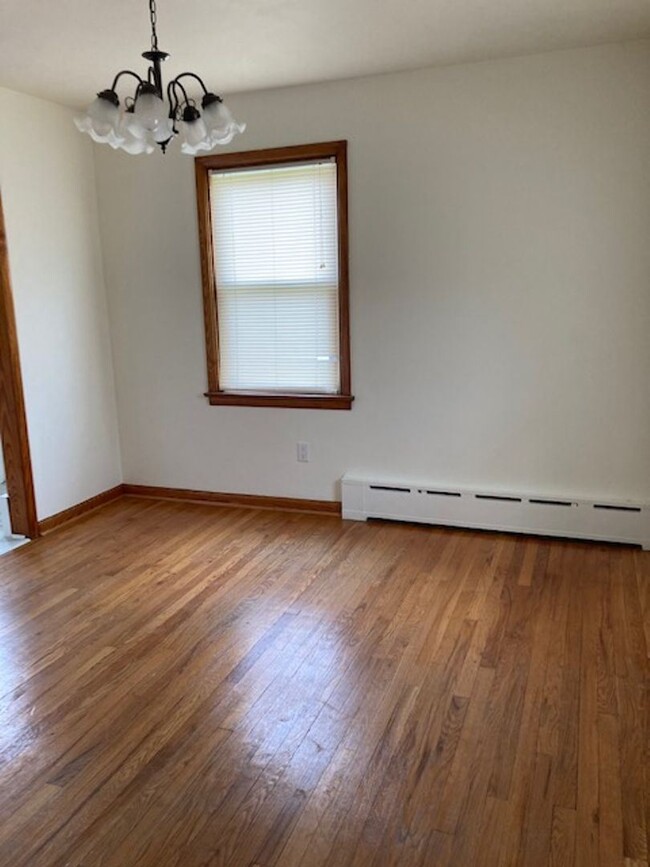 Building Photo - 4 br, 2 bath House - 685 STEELSTOWN RD