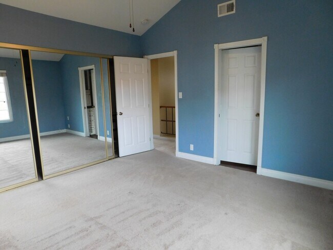 Building Photo - Escondido 3 Br Gated LOVELY Townhome 2 patios,2prkg spots $3490