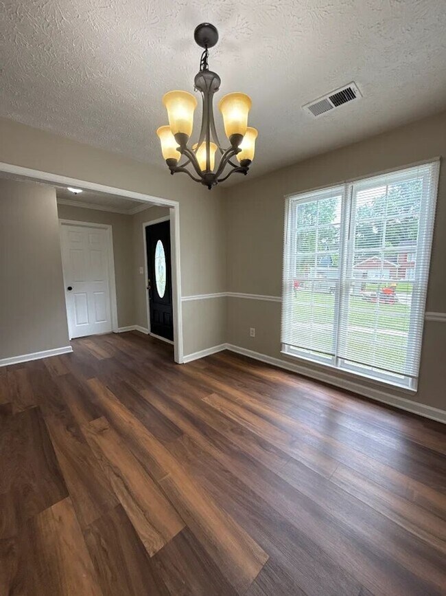 Building Photo - Beautiful 4 Bedroom Lithonia Home!