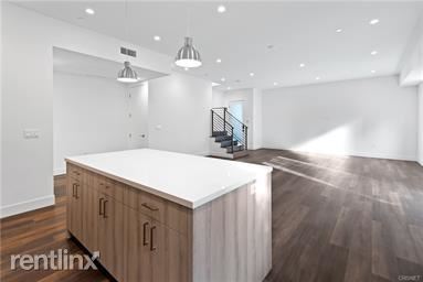 Building Photo - 3 br, 2.5 bath Townhome - 12300 Oxnard St # 4