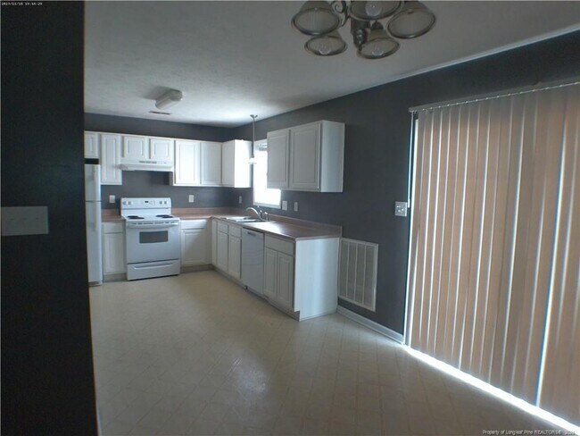 Building Photo - 810 Lewis St