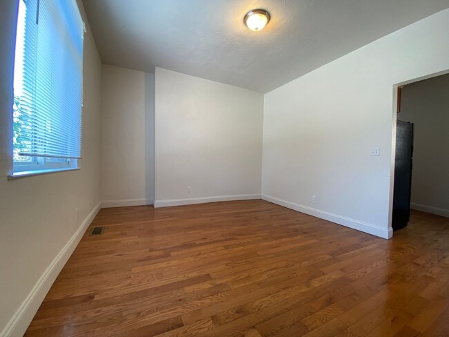 Building Photo - Spacious Four Bedroom in Squirrel Hill! Close to CMU! Ample Natural Light! Call Today!