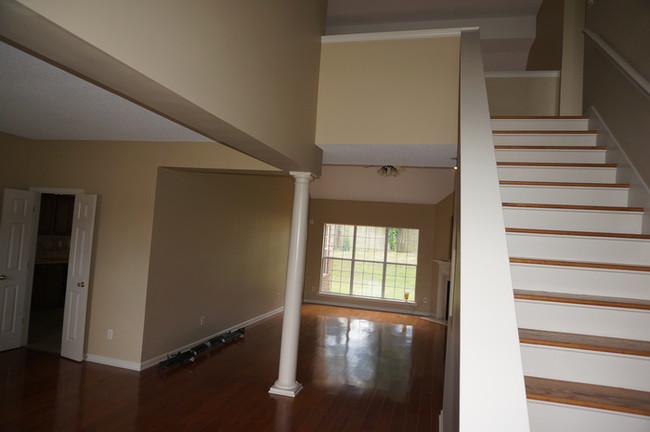 Building Photo - Beautiful 6 Bedroom 3 Bath Family Home