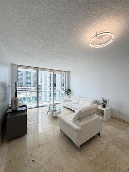Foto del edificio - 1050 Brickell Ave
