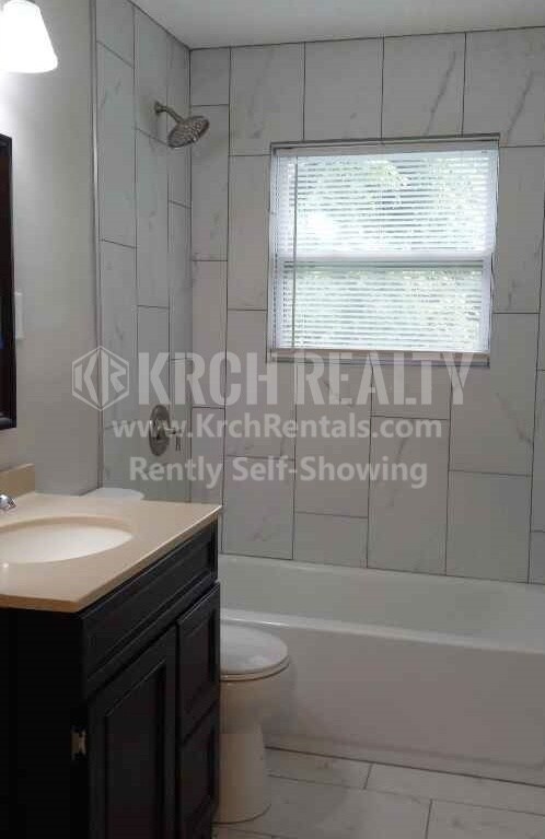 Building Photo - Cozy 4 Bedroom 2.5 Bathroom home is a must...