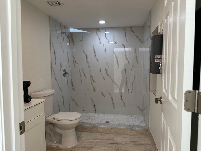 Foto del edificio - 6847 N Charles Terrace