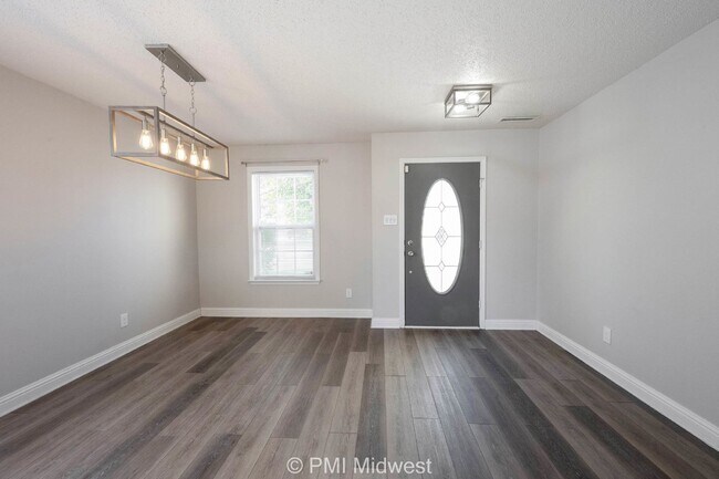 Foto del edificio - "Charming 3-Bedroom Home with 2.5 Baths and 2,125 Sq Ft in Greenfield, IN!"