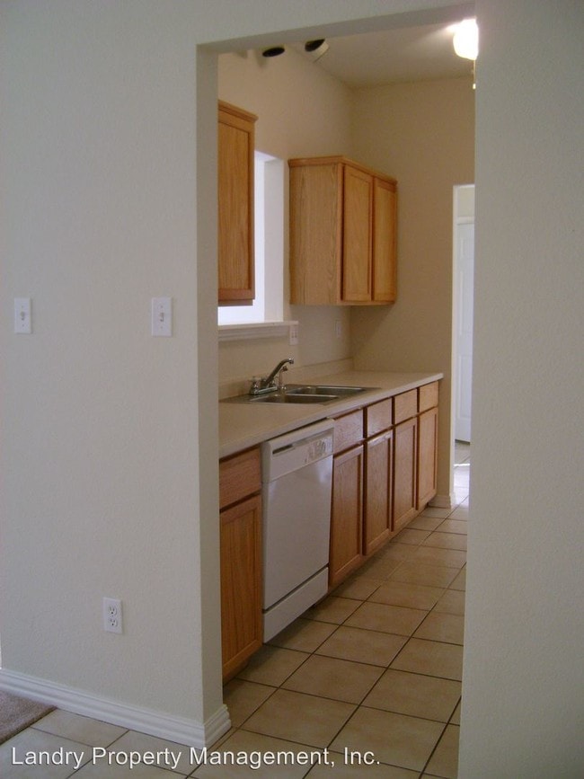 Building Photo - 305 Pecan St