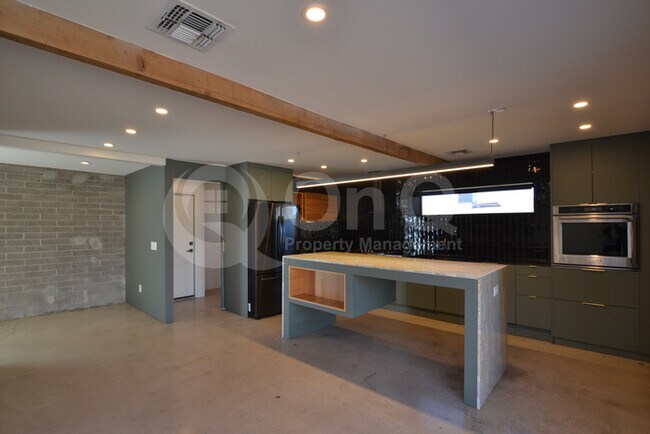 Building Photo - Remodeled Phoenix Home!