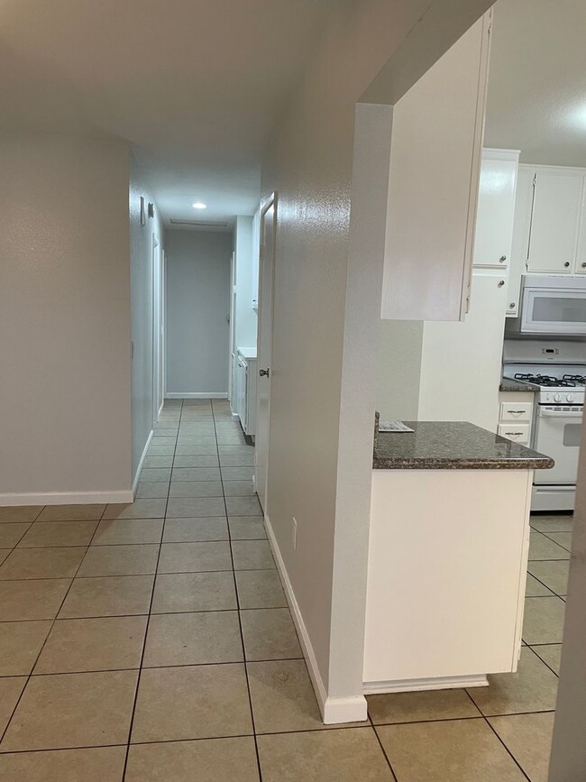 Building Photo - BEAUTIFUL UPDATED 3 BED, 2 BATH