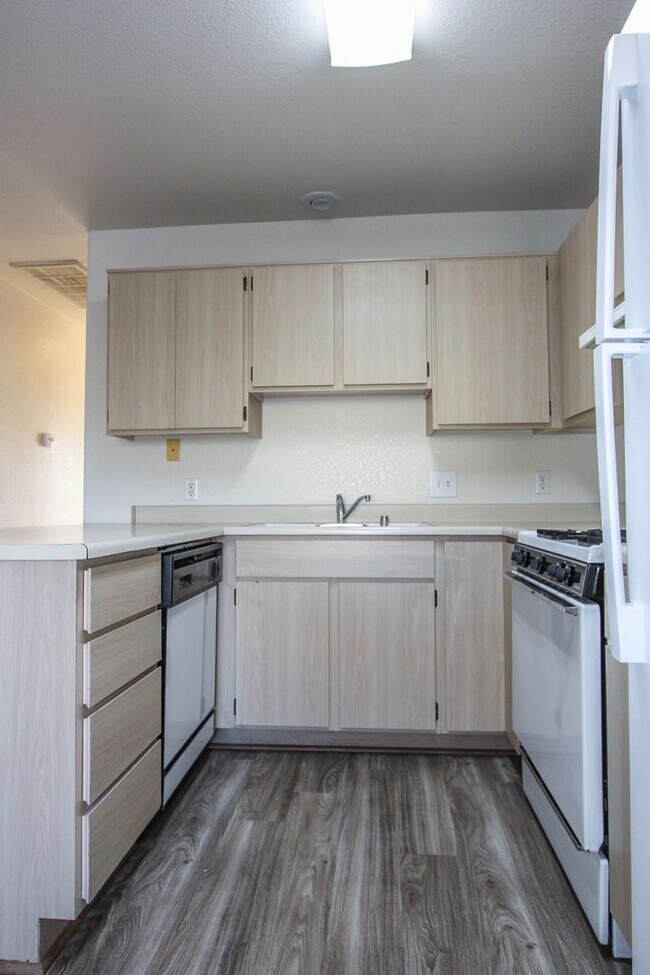 Foto del edificio - 8100 E Lakeshore Dr