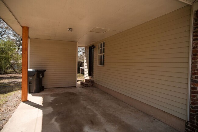 Building Photo - Stunning 3-Bed, 2-Bath Remodeled Home in C...