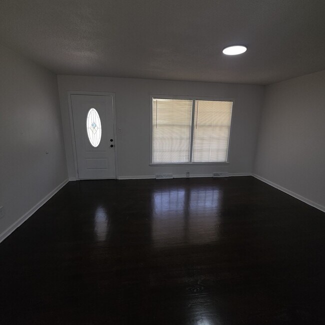 Building Photo - Spacious 3 bedrooms and 2 baths ranch home located on SE Browning St in Lee's Summit, MO
