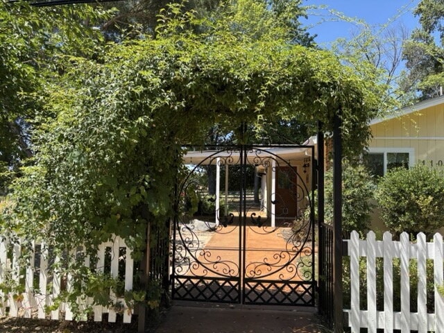 Building Photo - Wonderful 4-bedroom home in the country ne...
