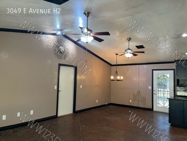 Foto del edificio - 3049 E Ave H10