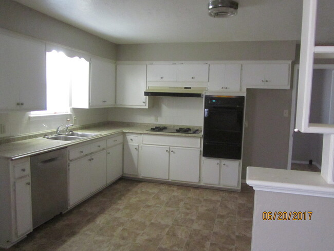 Building Photo - Amazing 3-bed 2-bath Rental in Midwest Cit...