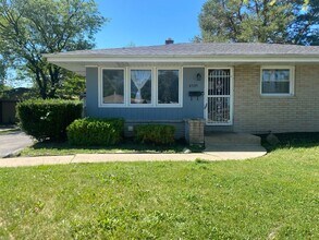 Building Photo - 8535 W Brentwood Ave