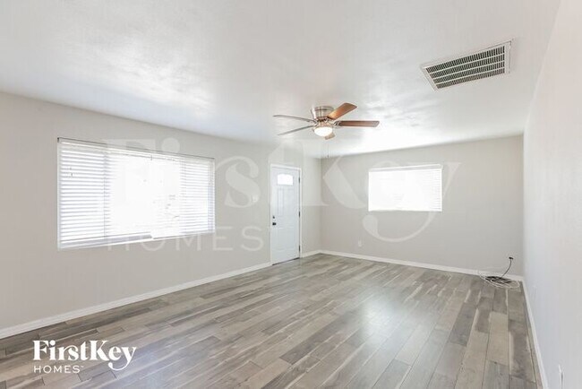 Building Photo - 3019 W Elm St