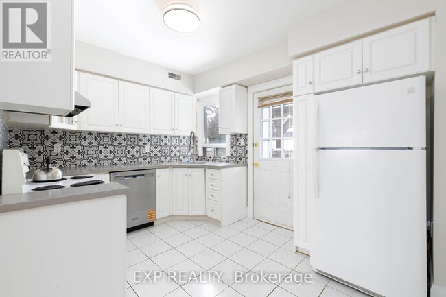 Photo du bâtiment - 137 Bastedo Ave