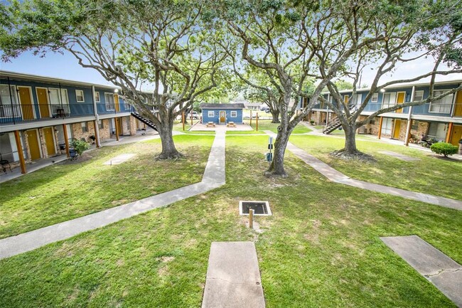 Building Photo - 1305 Memorial Dr