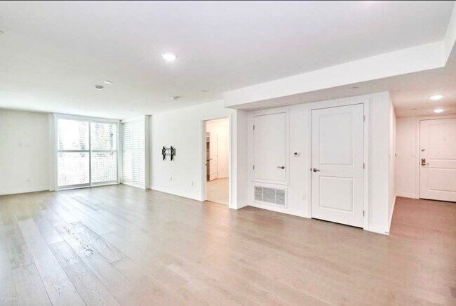 Building Photo - 5818 Whitsett Ave