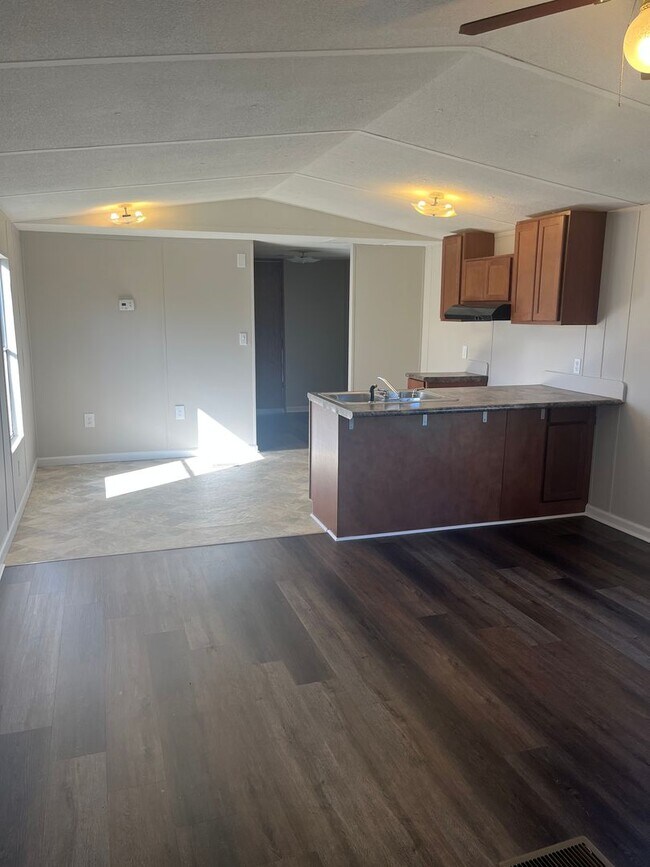 Foto del edificio - 1241 W Georgia Rd