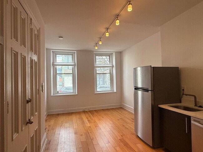 front living room/dining area - 726 S 19th St