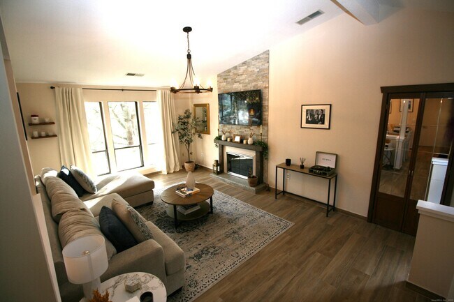 Building Photo - 7 Twin Oak Ct