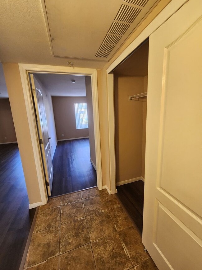 Building Photo - 2 bed, 2 bath first floor condo ready for ...