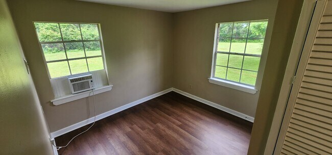 Building Photo - 1 Bedroom 1 Bath Duplex on quiet street in...