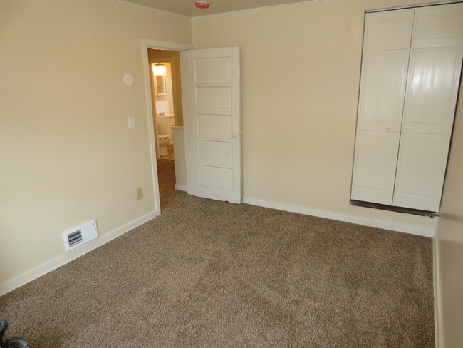 Foto del edificio - 341 Hemlock Dr