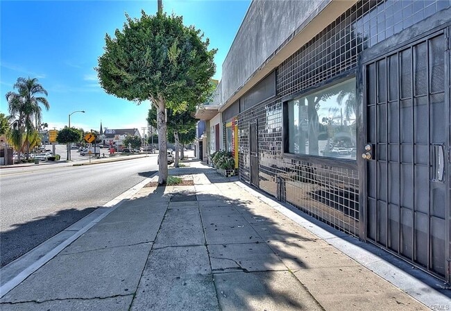 Building Photo - 1135 N La Brea Ave
