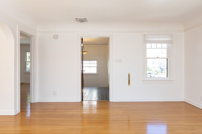 Landing - 171 S Orange Dr