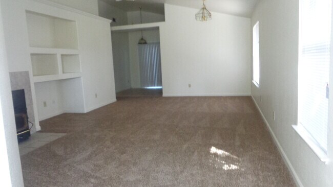 Foto del edificio - Three Bedroom Coming Available in South Yu...