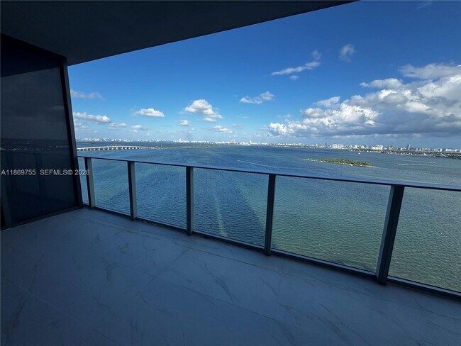 Foto del edificio - 700 NE 24th St