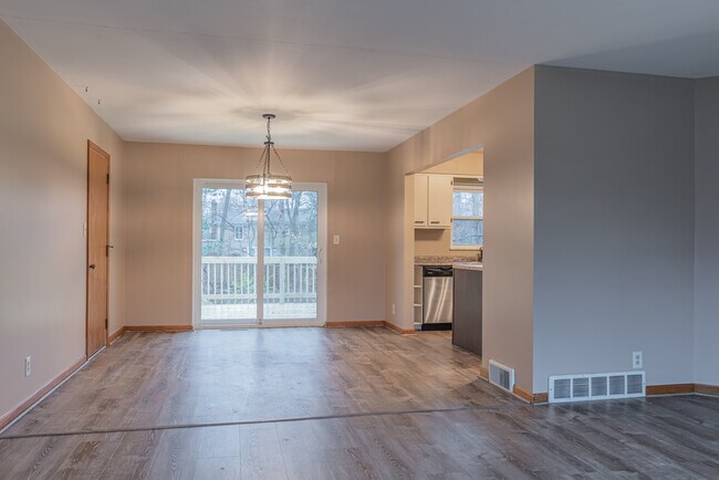 Foto del edificio - 3079 Elmwood Dr