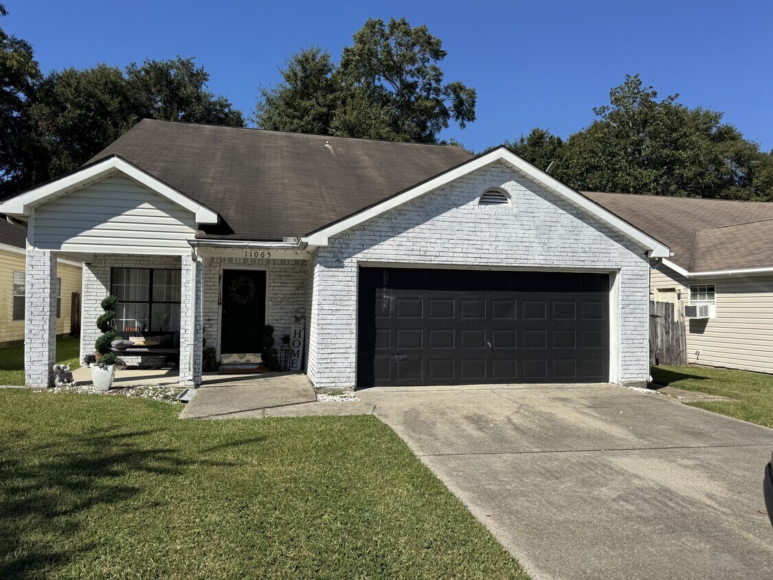 Foto principal - 11065 Oakcrest Dr