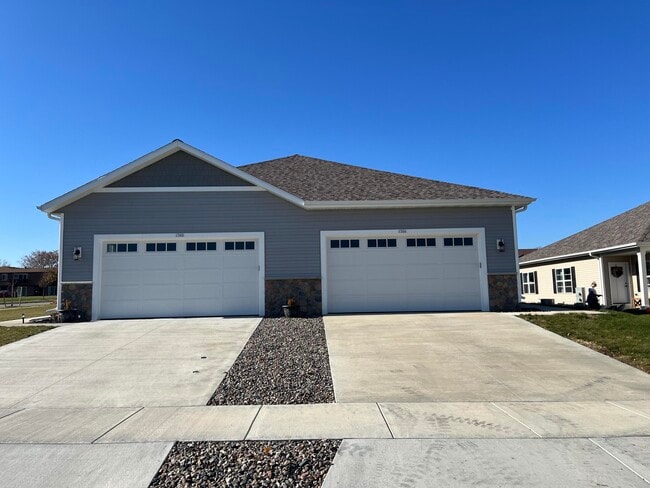 Building Photo - 1304 Daisy Dr