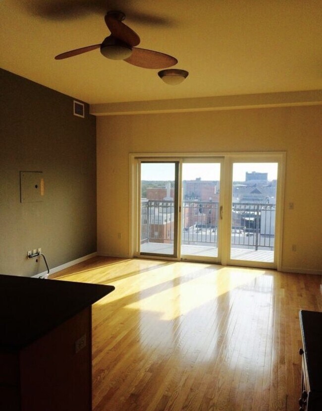 Building Photo - "Chic Urban Retreat: Stylish 1-Bed Condo with Hardwood Floors in the Heart of Denver!"