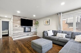 Building Photo - 7836 S Christiana Ave